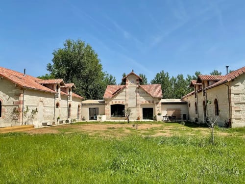 Cottage Domaine Alga avec toit en terre cuite, murs de pierre et jardins vue rivière à Bourg-Charente