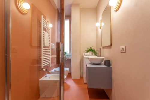 Bagno moderno nella B&B Terrestre Roma con doccia walk-in, lavabo a ciotola, scaldasalviette e illuminazione calda