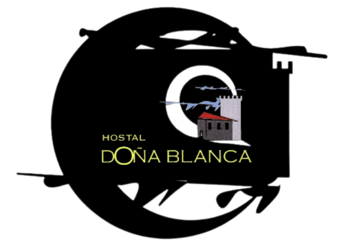 Logo de Hostal Doña Blanca con silueta de cámara fotográfica y edificio medieval español visto a través del lente