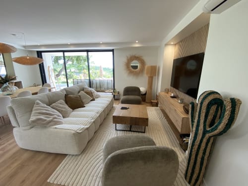 Villa moderne à Lecci avec salon élégant, canapé crème, mobilier en bois, téléviseur et vues panoramiques sur le paysage