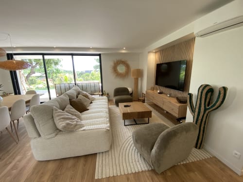 Villa moderne avec salon élégant, canapé crème, téléviseur, mobilier en bois et vue sur la terrasse à Casa di Sadrea, Lecci