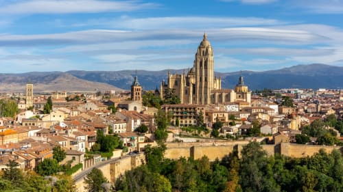 La Catedral de Segovia domina el horizonte sobre la ciudad medieval amurallada, cerca del hotel La Senda del Duratón en Sebúlcor