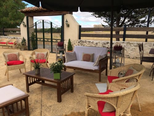 Zona de descanso al aire libre de La Senda del Duraton con asientos de mimbre y chimenea en Sebúlcor