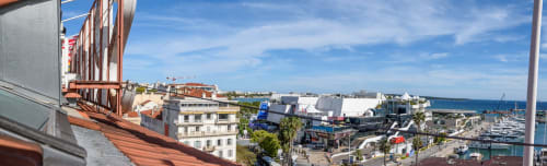 Vista panoramica dalla suite dell'Hotel Splendid Cannes che mostra la città di Cannes, la marina e il Mediterraneo sotto un cielo azzurro