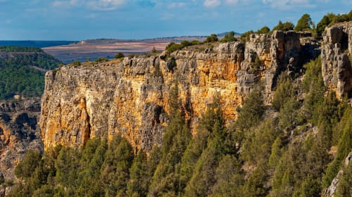Acantilados de piedra caliza dramáticos con bosque de pinos dominando el cañón del río Duratón cerca de La Senda del Duraton, Sebúlcor