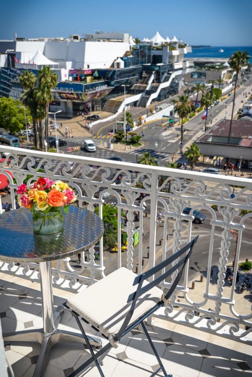 Suite con balcone dell'Hotel Splendid Cannes con fiori, vista sulla spiaggia della Croisette e sul Mar Mediterraneo