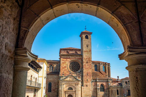 Catedral medieval enmarcada por arco de piedra en Sigüenza, España, cerca de Hostal Doña Blanca