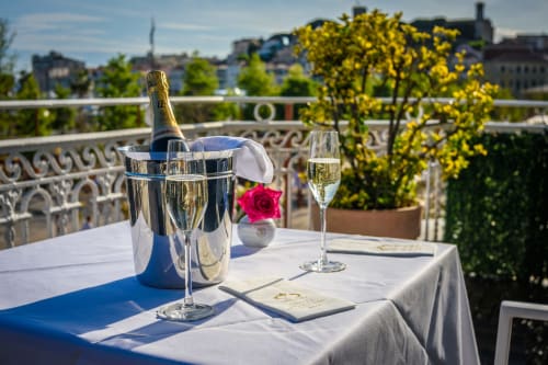 Champagne e flute sulla terrazza dell'Hotel Splendid con vista sulla città di Cannes