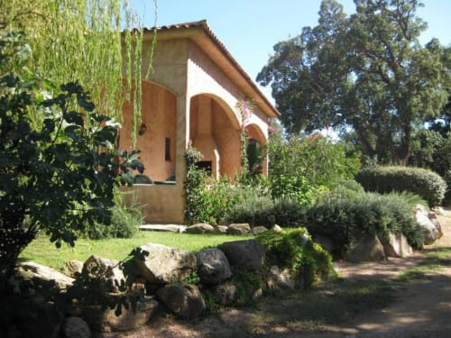 Villa Casa Callista West avec arcades en terre cuite, jardins luxuriants et allées de pierre à RJD Conciergerie Côte d'Azur