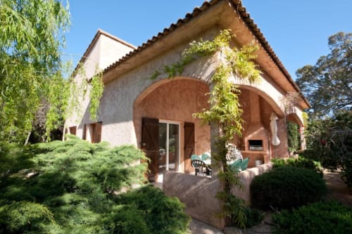 Villa Casa Callista West avec arcades en terre cuite, vue sur le jardin et paysagisme luxuriant à RJD Conciergerie Côte d'Azur