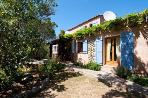 Villa Casa Callista avec sa terrasse, ses volets bleus et son jardin luxuriant à l'hôtel Côte d'Azur