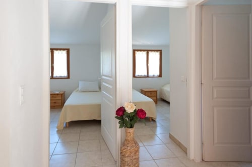 Couloir de la villa Casa Callista West avec chambres jumelles, fleurs fraîches et vue sur le jardin chez RJD Conciergerie Côte d'Azur