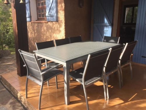 Table de salle à manger moderne avec chaises sur la terrasse de la Villa Casa Callista, Sainte-Lucie-de-Porto-Vecchio