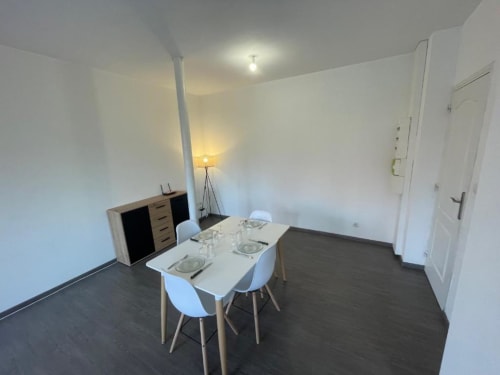 Appartement moderne 1 chambre à Business Apparts Caudry avec table de salle à manger, cuisine et séjour