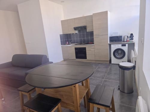 Appartement rez-de-chaussée aux Business Apparts Caudry avec cuisine ouverte, salle à manger, canapé-lit et lave-linge