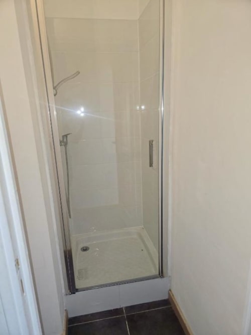Douche moderne avec paroi vitrée dans la salle de bain de l'appartement rez-de-chaussée de Business Apparts Caudry