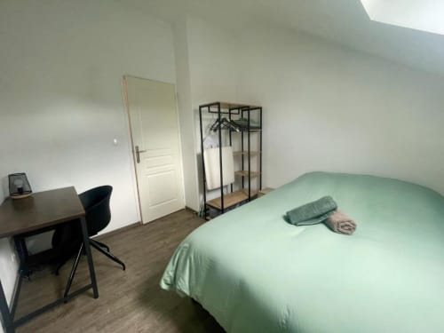 Chambre moderne aux Business Apparts Caudry avec lit, bureau, penderie et parquet