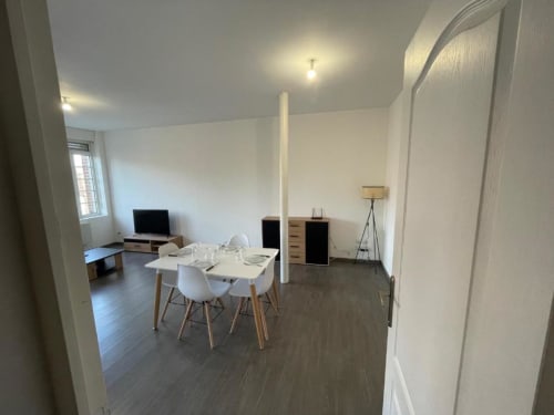 Appartement moderne 1 chambre à Business Apparts Caudry avec table à manger, cuisine et séjour