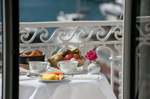Raffinata colazione sul balcone fronte mare dell'Hotel Splendid Cannes con pasticcini, frutta fresca e vista sul mare