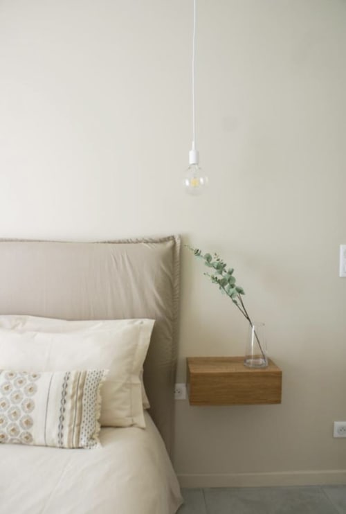 Chambre Mistral moderne à La Maison du Potier, Valras-Plage : luminaire suspendu, table de nuit en bois, ambiance épurée