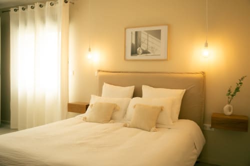 Chambre Mistral de La Maison du Potier à Valras-Plage : ambiance chaleureuse et literie crème