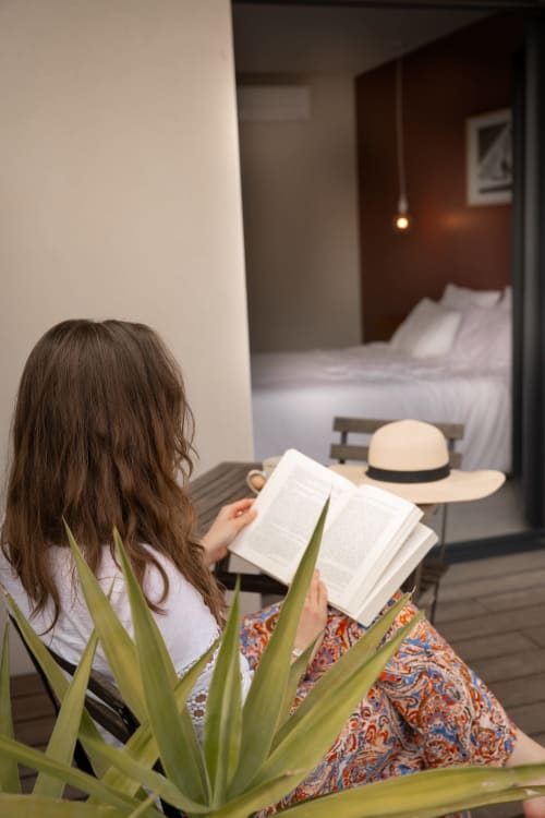 Hôte lisant dans la Chambre Sirocco de La Maison du Potier B&B à Valras-Plage, vue sur la chambre