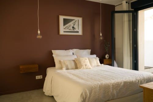 Chambre Sirocco à La Maison du Potier, Valras-Plage : chambre contemporaine aux murs bordeaux, literie crème et design moderne