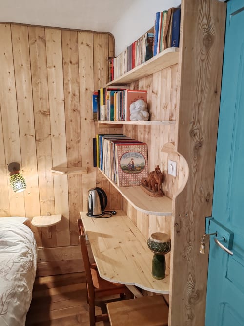 Chambre boisée douillette avec rangements intégrés, livres et décor rustique à La Petite étoile D'hôtes En Mercantour