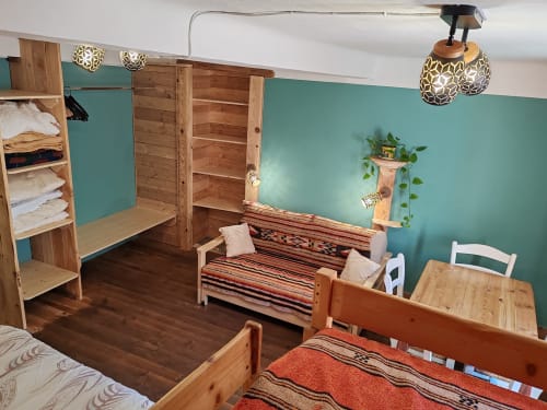 Chambre familiale à La Petite étoile avec lits superposés en bois, murs bleu canard et mobilier rustique