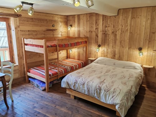 Chambre familiale chaleureuse à La Petite étoile D'hôtes avec lit queen, lits superposés et décor rustique à Saint-Dalmas-le-Selvage