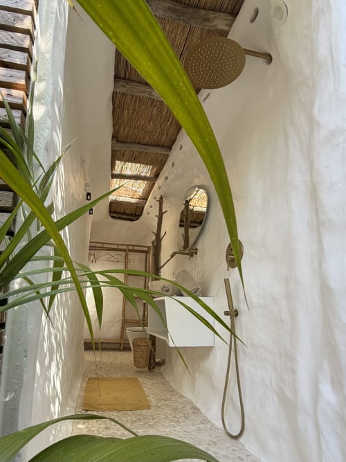 Salle de bain Le Nid Marin avec douche pluie, plante verte et puits de lumière naturel au Patio aux Oiseaux, La Ciotat