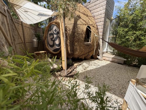 Espace de méditation zen avec symbole Om au Le Patio aux Oiseaux B&B à La Ciotat, France