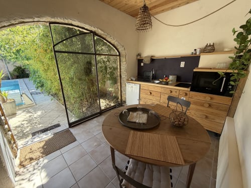 Chambre Le Nid Marin au Patio aux Oiseaux avec kitchenette, coin repas et vue sur le jardin à La Ciotat