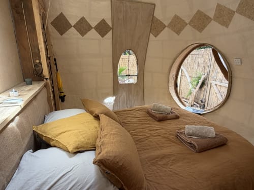 Chambre douillette du Nid Marin au Patio aux Oiseaux, La Ciotat, avec hublot donnant sur le jardin