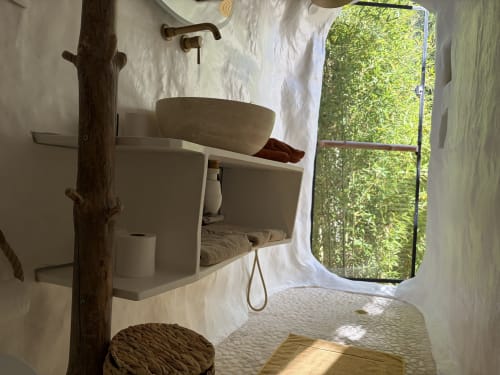 Chambre d'hôtel compacte au Patio aux Oiseaux à La Ciotat avec lit intégré, lavabo et vue sur le jardin par la fenêtre