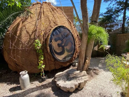 Structure tissée en forme de cosse avec fenêtre symbole Om au Patio aux Oiseaux, refuge jardins de La Ciotat