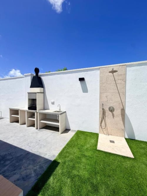 Espacio exterior moderno en villa Barrosa Home con ducha, kitchenette, BBQ, césped artificial y amenidades privadas en Chiclana
