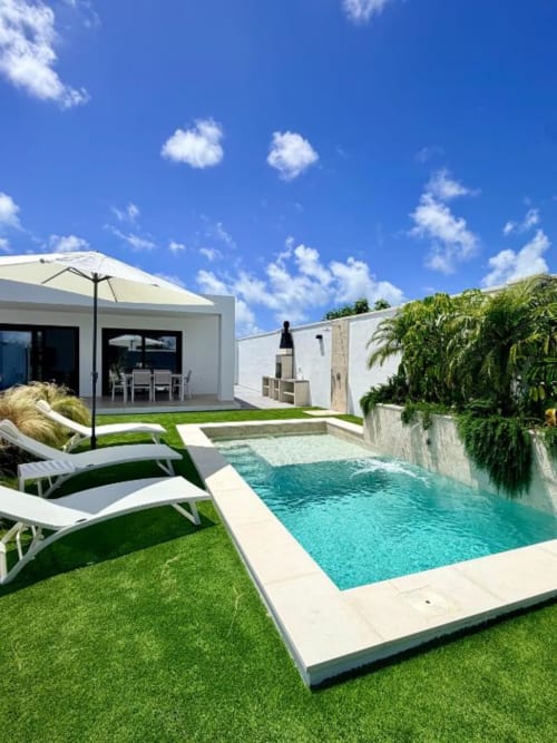 Villa Rua C en Barrosa Home, Chiclana de la Frontera: piscina privada, jardín, tumbonas y diseño moderno blanco