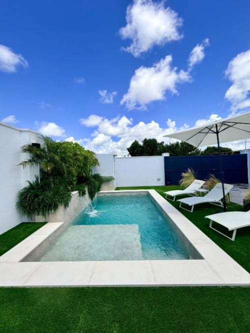 Villa moderna con piscina privada, tumbonas y sombrilla en Barrosa Home, Chiclana de la Frontera, España