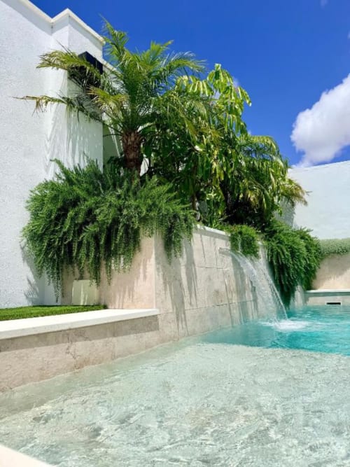 Piscina privada con agua turquesa y palmeras tropicales en Villa Rua C, Barrosa Home en Chiclana de la Frontera