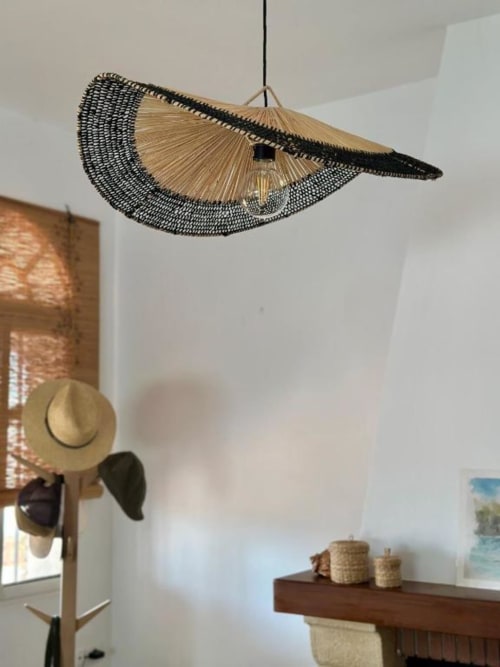 Luminaria colgante moderna con tejido de ratán natural y malla negra en Villa Faro de Barrosa Home, Hozanejos