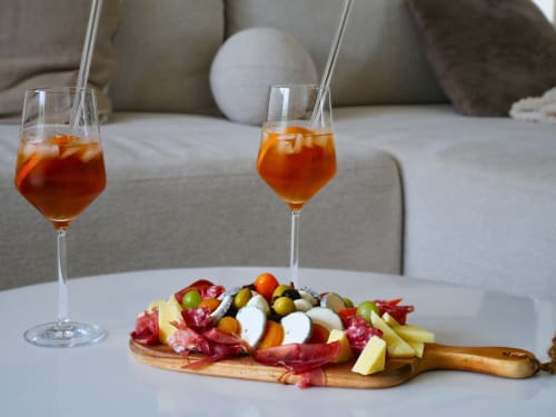 Deux apéritifs et plateau de charcuterie avec olives et fromage au Jardin d'Elusa à Eauze