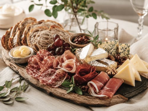Plateau de charcuterie avec viandes séchées, fromages, pain et olives au Jardin d'Elusa, maison d'hôtes à Eauze, France