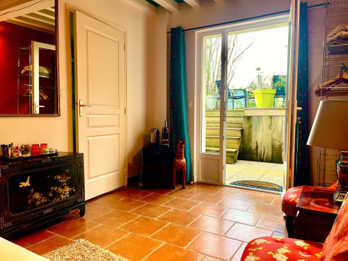 Spacieuse chambre double avec terrasse à La Fontaine Romy B&B, sol en carrelage terre cuite et portes vitrées donnant sur
