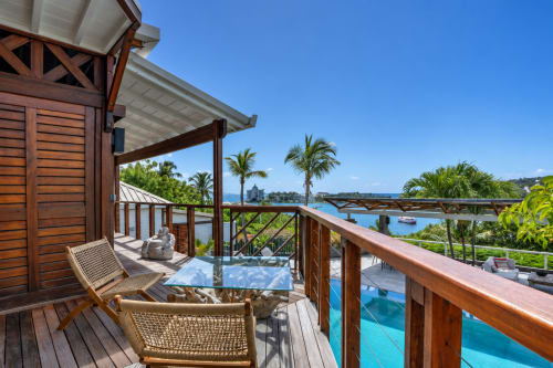 Villa NAYA aux Balcons d'Oyster Pond, Saint-Martin : piscine privée, vue océan, terrasse en bois et palmiers