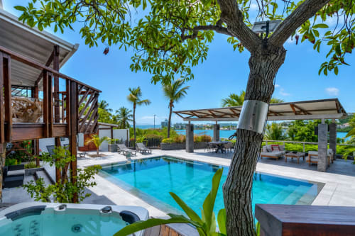 Villa de luxe avec piscine privée et vue sur l'océan à Saint-Martin, dotée d'espaces de détente et d'aménagement paysager tropical