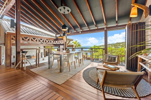 Terrasse de la villa NAYA aux Balcons d'Oyster Pond, Saint-Martin avec vue mer, espace repas et zones de détente