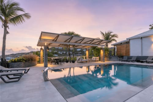 Villa de luxe aux Balcons d'Oyster Pond, Saint-Martin : piscine à débordement, vue mer, pergola moderne et ambiance coucher de soleil