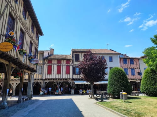 Place médiévale de Mirepoix avec maisons à colombages historiques, commerces et Domaine de Bize