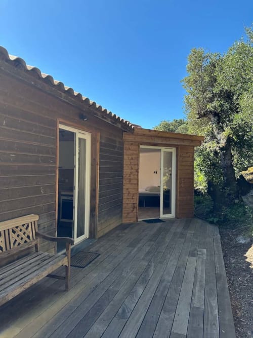 Villa en bois moderne avec terrasse aux Villas d'A Storia, Porto-Vecchio. Vue sur piscine privée, architecture contemporaine.